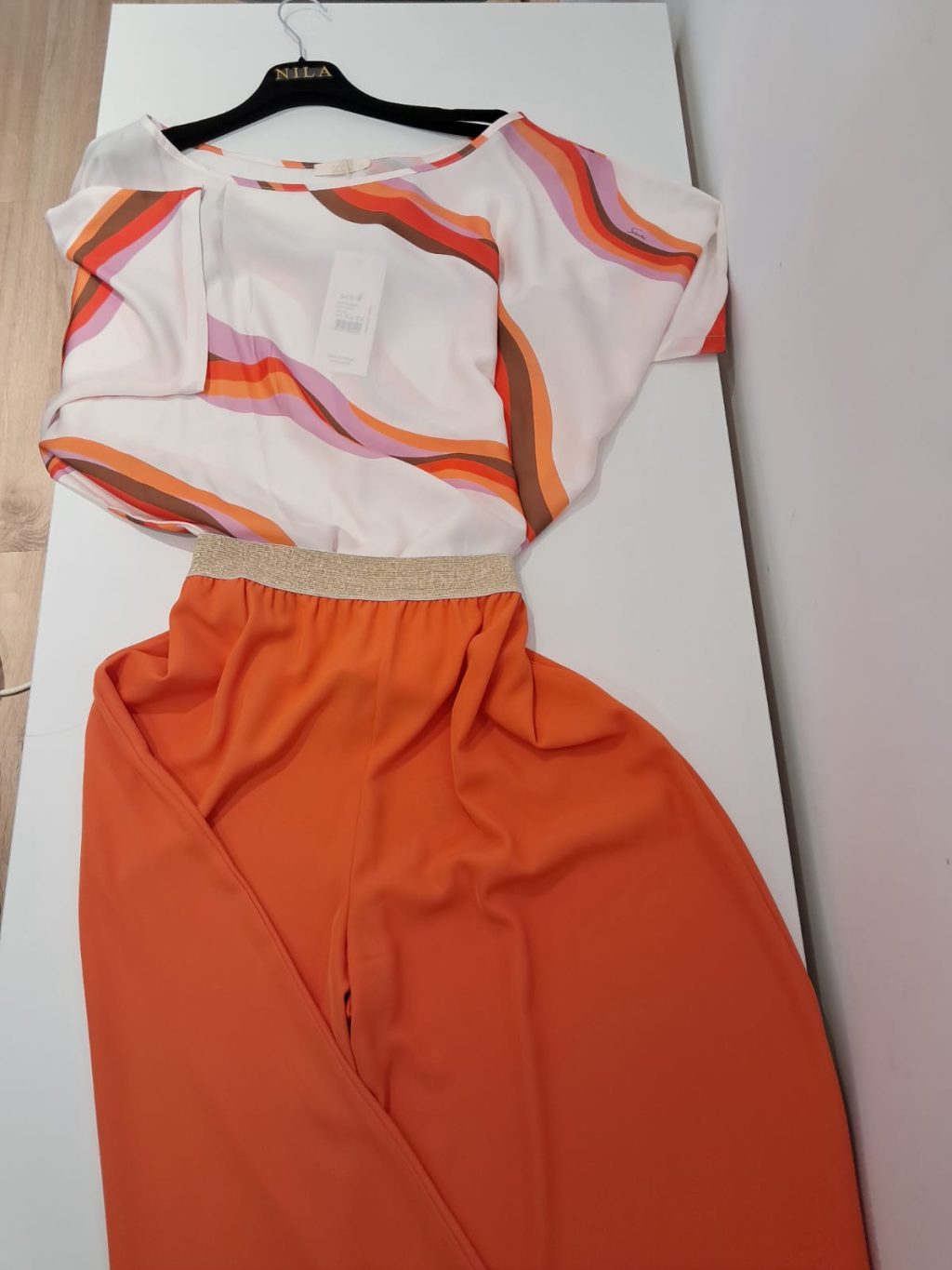 Conjunto Scusi – Blusa Acetinada XXL + Calças 3XL com 40% de Desconto ou Look Completo